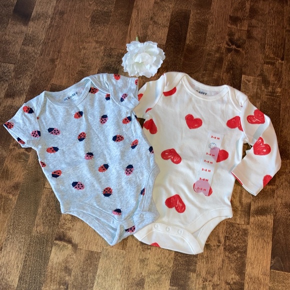 NEW Old Navy Baby Hearts & Lady Bug Onesie bundle 3-6 Months - Picture 1 of 15